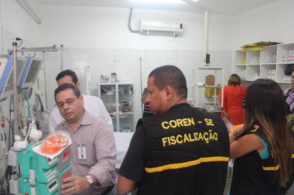 Até o próximo final de semana os Conselhos Regionais de Medicina e Enfermagem realizarão nova vistoria nas Unidades de Pronto Atendimento Nestor Piva, na Zona Norte, e Fernando Franco, na Zona Sul, ambas localizadas em Aracaju e que funcionam 24 horas por dia; segundo a presidente do Conselho Regional de Enfermagem, Gabryella Garibalde, "está havendo reincidência dos problemas, fato comprovado pelos trabalhadores que fazem contato com os conselhos"; o Ministério Público de Sergipe deve interditar pela segunda vez apenas este ano as UPAs, alertou o CRE (Foto: Valter Lima) Até o próximo final de semana os Conselhos Regionais de Medicina e Enfermagem realizarão nova vistoria nas Unidades de Pronto Atendimento Nestor Piva, na Zona Norte, e Fernando Franco, na Zona Sul, ambas localizadas em Aracaju e que funcionam 24 horas por dia; segundo a presidente do Conselho Regional de Enfermagem, Gabryella Garibalde, "está havendo reincidência dos problemas, fato comprovado pelos trabalhadores que fazem contato com os conselhos"; o Ministério Público de Sergipe deve interditar pela segunda vez apenas este ano as UPAs, alertou o CRE