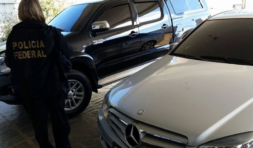 Seis líderes de uma seita religiosa foram presos durante operação da Polícia Federal (PF) em Minas Gerais, em São Paulo e na Bahia; eles são suspeitos de manter fiéis em situação análoga à escravidão e de se apropriar do patrimônio das vítimas; PF afirmou que os suspeitos abordavam pessoas com fragilidade emocional e pediam a transferência de todos os bens para a instituição; sob o argumento da convivência em uma comunidade onde "tudo seria de todos", os fiéis eram obrigados a trabalhar sem qualquer pagamento; investigadores estimam que o patrimônio recebido nas doações ultrapassa R$ 100 milhões; ao todo, foram cumpridos 129 mandados judiciais (Foto: Paulo Emílio) Seis líderes de uma seita religiosa foram presos durante operação da Polícia Federal (PF) em Minas Gerais, em São Paulo e na Bahia; eles são suspeitos de manter fiéis em situação análoga à escravidão e de se apropriar do patrimônio das vítimas; PF afirmou que os suspeitos abordavam pessoas com fragilidade emocional e pediam a transferência de todos os bens para a instituição; sob o argumento da convivência em uma comunidade onde "tudo seria de todos", os fiéis eram obrigados a trabalhar sem qualquer pagamento; investigadores estimam que o patrimônio recebido nas doações ultrapassa R$ 100 milhões; ao todo, foram cumpridos 129 mandados judiciais