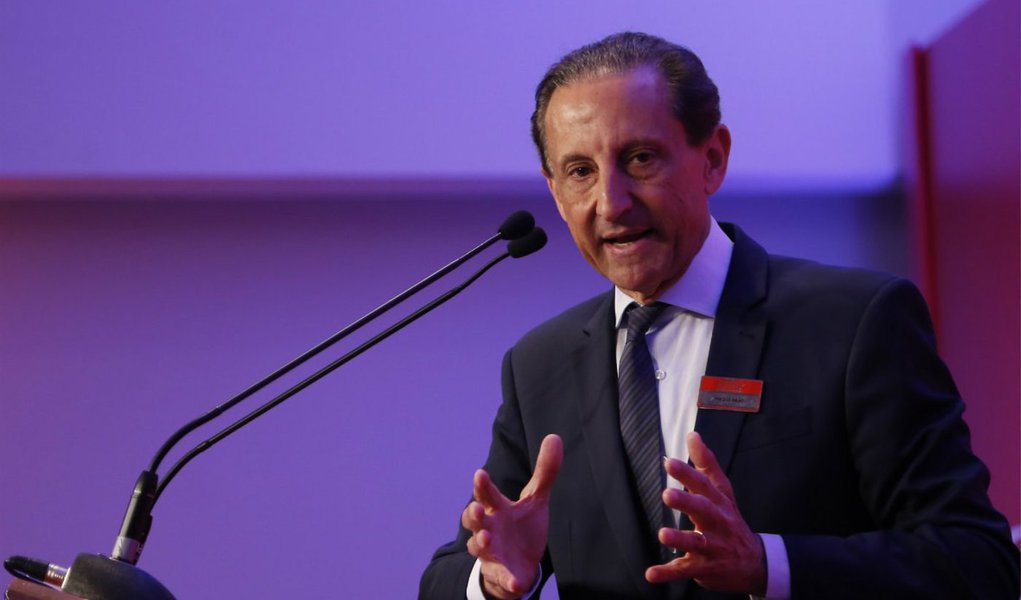 Conselho da Federação decidiu em assembleia geral, por 95% dos votos, que mandato do atual dirigente, Paulo Skaf, seja estendido até dezembro de 2017; mandato atual acabava em setembro de 2015; proposta foi feita pelos mais de 100 sindicatos ligados à entidade; "O atual momento econômico não é ideal para que percamos tempo com uma eleição interna, que tira o nosso foco. Precisamos discutir o Brasil", afirmou o presidente do Sindicato da Indústria de Material Plástico do Estado de São Paulo, José Ricardo Roriz (Foto: Gisele Federicce) Conselho da Federação decidiu em assembleia geral, por 95% dos votos, que mandato do atual dirigente, Paulo Skaf, seja estendido até dezembro de 2017; mandato atual acabava em setembro de 2015; proposta foi feita pelos mais de 100 sindicatos ligados à entidade; "O atual momento econômico não é ideal para que percamos tempo com uma eleição interna, que tira o nosso foco. Precisamos discutir o Brasil", afirmou o presidente do Sindicato da Indústria de Material Plástico do Estado de São Paulo, José Ricardo Roriz