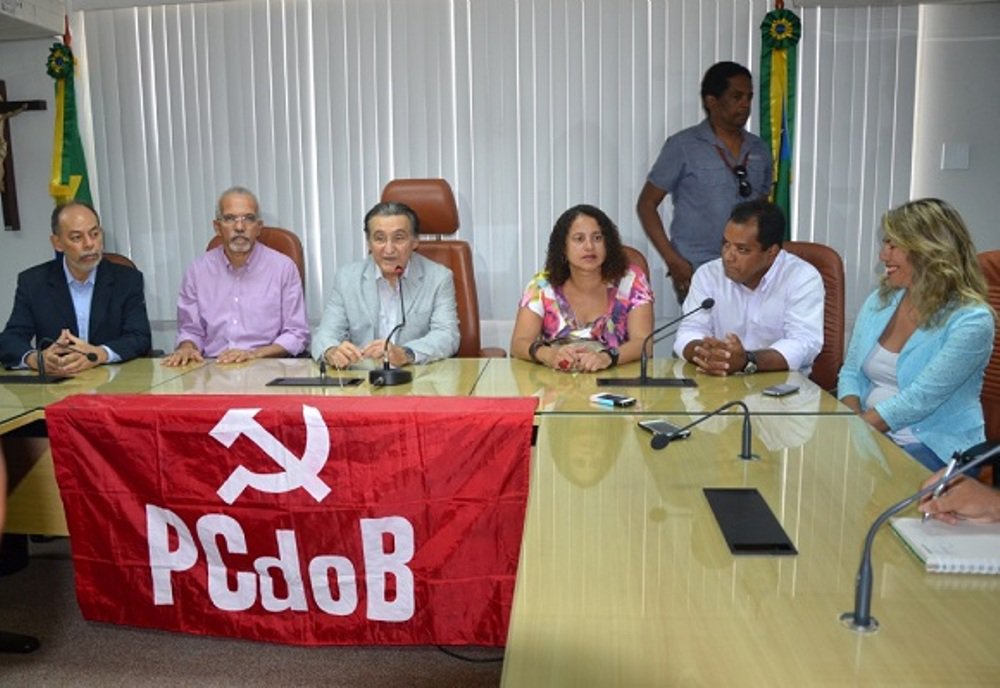 Direção Estadual do PC do B afirma que há "certa indefinição quanto aos projetos e quanto à composição política desses projetos em Sergipe"; neste contexto, o partido não definiu se irá ou não aderir ao governo do Estado, conforme convite feito pelo governador Jackson Barreto (PMDB); a única posição que o PC do B reafirmou no encontro realizado no último sábado (22) foi a pré-candidatura do ex-prefeito de Aracaju, Edvaldo Nogueira, ao Senado (Foto: Valter Lima) Direção Estadual do PC do B afirma que há "certa indefinição quanto aos projetos e quanto à composição política desses projetos em Sergipe"; neste contexto, o partido não definiu se irá ou não aderir ao governo do Estado, conforme convite feito pelo governador Jackson Barreto (PMDB); a única posição que o PC do B reafirmou no encontro realizado no último sábado (22) foi a pré-candidatura do ex-prefeito de Aracaju, Edvaldo Nogueira, ao Senado