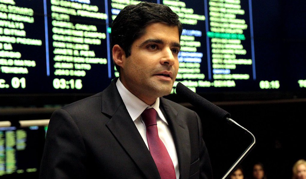Prefeito de Salvador, ACM deve deixar o DEM para integrar o maior partido da base governista, de olho nas eleições de 2016; sua principal preocupação é com o pouco tempo próprio que terá de propaganda eleitoral na TV; senador Aécio Neves (PSDB) tenta barrar a mudança (Foto: Roberta Namour) Prefeito de Salvador, ACM deve deixar o DEM para integrar o maior partido da base governista, de olho nas eleições de 2016; sua principal preocupação é com o pouco tempo próprio que terá de propaganda eleitoral na TV; senador Aécio Neves (PSDB) tenta barrar a mudança