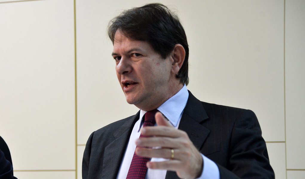 O ministro da Educação, Cid Gomes, recebeu alta do Hospital Sírio-Libanês onde estava internado desde o início da semana para tratar de uma traqueobronquite; em função do problema de saúde, ainda não há previsão de quando Cid Gomes deverá comparecer a audiência na Câmara Federal para explicar as declarações dadas durante um evento no Pará, quando ele disse que na Câmara existiam "300, 400 achacadores" (Foto: Paulo Emílio) O ministro da Educação, Cid Gomes, recebeu alta do Hospital Sírio-Libanês onde estava internado desde o início da semana para tratar de uma traqueobronquite; em função do problema de saúde, ainda não há previsão de quando Cid Gomes deverá comparecer a audiência na Câmara Federal para explicar as declarações dadas durante um evento no Pará, quando ele disse que na Câmara existiam "300, 400 achacadores"