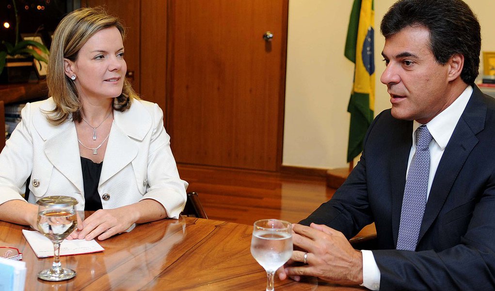 Governador tucano diz que Estado é discriminado pelo governo federal já que a ex-ministra da Casa Civil é candidata ao governo; já a senadora petista nega e acusa Richa de estar despreparado: "Minas Gerais também é governada pelo PSDB, São Paulo também e todos conseguiram empréstimos. Por que o interesse do PT seria maior no Paraná?" (Foto: Roberta Namour) Governador tucano diz que Estado é discriminado pelo governo federal já que a ex-ministra da Casa Civil é candidata ao governo; já a senadora petista nega e acusa Richa de estar despreparado: "Minas Gerais também é governada pelo PSDB, São Paulo também e todos conseguiram empréstimos. Por que o interesse do PT seria maior no Paraná?"
