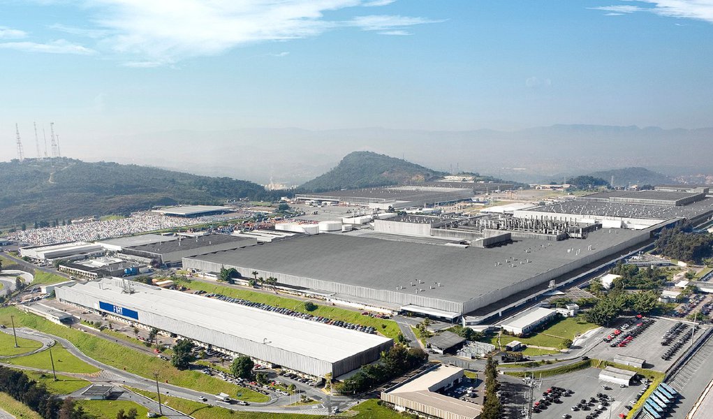 A maior montadora do país anunciou nesta quarta-feira, 12, que sua unidade de Betim vai parar por 20 dias a partir do dia 24 de agosto; a volta está programada para o dia 14 de setembro; segundo a Fiat, a paralisação na linha de montagem é para adequar o estoque à demanda atual do mercado brasileiro; segundo a emrpesa, de janeiro a julho deste ano, a Fiat registrou uma queda de 31,47% nas vendas (Foto: Aquiles Lins) A maior montadora do país anunciou nesta quarta-feira, 12, que sua unidade de Betim vai parar por 20 dias a partir do dia 24 de agosto; a volta está programada para o dia 14 de setembro; segundo a Fiat, a paralisação na linha de montagem é para adequar o estoque à demanda atual do mercado brasileiro; segundo a emrpesa, de janeiro a julho deste ano, a Fiat registrou uma queda de 31,47% nas vendas
