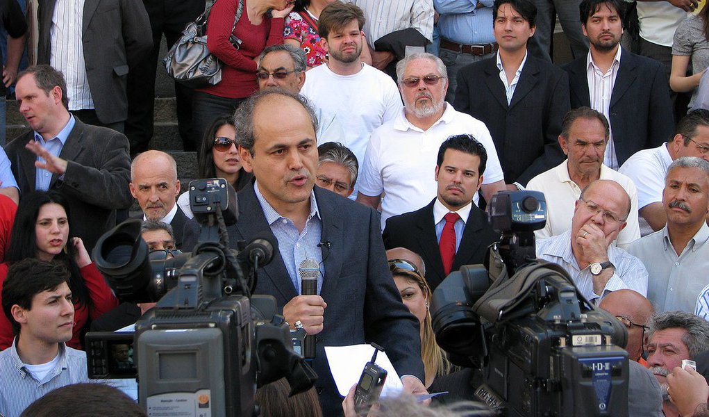 Prefeito de Curitiba vai passar segunda-feira “de plantão” para buscar alternativa ao impasse sobre o valor da passagem de ônibus; "Já sabemos, por exemplo, que o reajuste salarial de motoristas e cobradores deve ser de, no mínimo, 10,5%", diz (Foto: Roberta Namour) Prefeito de Curitiba vai passar segunda-feira “de plantão” para buscar alternativa ao impasse sobre o valor da passagem de ônibus; "Já sabemos, por exemplo, que o reajuste salarial de motoristas e cobradores deve ser de, no mínimo, 10,5%", diz