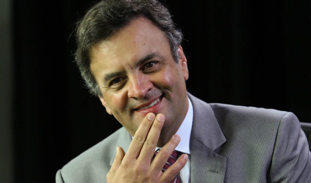 Candidato do PSDB a presidente dá declaração polêmica ao comemorar a adesão que vem recebendo de partidos da base da presidente Dilma Rousseff; “Eu digo a eles: façam isso mesmo, suguem mais um pouquinho e depois venham para o nosso lado”; pega bem?; Aécio Neves disse que Dilma faz alianças “da pior maneira de todas”, ao comentar troca no Ministério dos Transportes; sobre o discurso da presidente durante a convenção do PSD, onde ela falou da importância da lealdade e de se manter compromissos, Aécio Neves bateu duro; disse ainda que a presidente está conseguindo o tempo de TV, mas não terá o apoio efetivo dos partidos ao longo da campanha; eleição só esquenta (Foto: Aquiles Lins) Candidato do PSDB a presidente dá declaração polêmica ao comemorar a adesão que vem recebendo de partidos da base da presidente Dilma Rousseff; “Eu digo a eles: façam isso mesmo, suguem mais um pouquinho e depois venham para o nosso lado”; pega bem?; Aécio Neves disse que Dilma faz alianças “da pior maneira de todas”, ao comentar troca no Ministério dos Transportes; sobre o discurso da presidente durante a convenção do PSD, onde ela falou da importância da lealdade e de se manter compromissos, Aécio Neves bateu duro; disse ainda que a presidente está conseguindo o tempo de TV, mas não terá o apoio efetivo dos partidos ao longo da campanha; eleição só esquenta