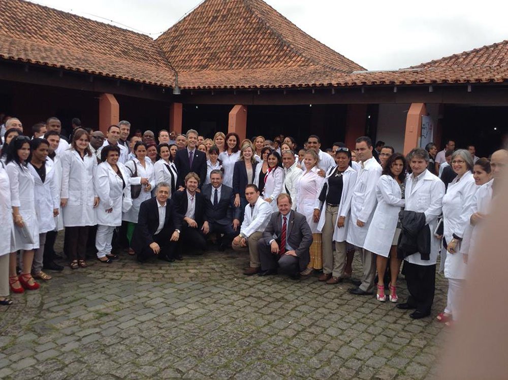 Com a chegada deste novo grupo, recebido pelo o ministro da Saúde, Arthur Chioro, em Curitiba (PR), o estado passa a ter 100% da sua demanda atendida pela iniciativa do governo federal, o equivalente a 770 médicos; a atuação desses profissionais impacta na assistência de 2,6 milhões de pessoas; em todo o país, mais de 3.500 médicos começam suas atividades nos municípios a partir desta semana; deste total, 833 estão alocados na região Sul (Foto: Leonardo Lucena) Com a chegada deste novo grupo, recebido pelo o ministro da Saúde, Arthur Chioro, em Curitiba (PR), o estado passa a ter 100% da sua demanda atendida pela iniciativa do governo federal, o equivalente a 770 médicos; a atuação desses profissionais impacta na assistência de 2,6 milhões de pessoas; em todo o país, mais de 3.500 médicos começam suas atividades nos municípios a partir desta semana; deste total, 833 estão alocados na região Sul