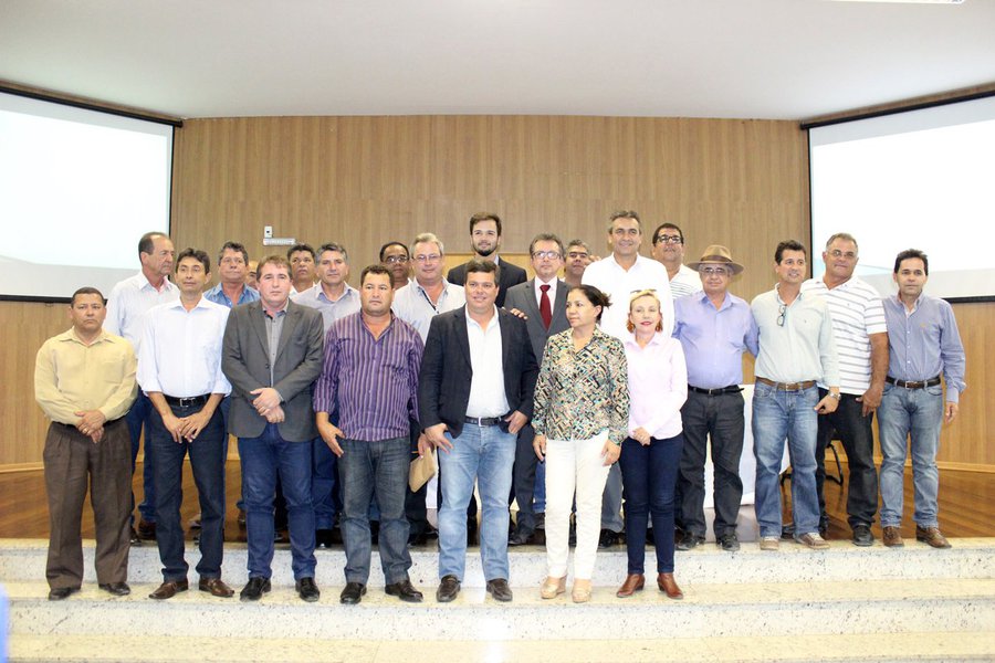 “Diante de um cenário de escassez de recursos e de pouca experiência técnica das prefeituras, o Estado tem que ajudar os municípios a se adequar ao Plano Nacional de Resíduos Sólidos e superar este desafio do lixo de maneira compartilhada, sustentável e eficaz. Neste sentido, estamos aprimorando os estudos de concepção e de campo e esperamos entregá-lo ao consórcio em um prazo de 90 dias”, explica o secretário da Sedru, Tadeu Martins Leite.
(Foto: Luis Mauro Queiroz) “Diante de um cenário de escassez de recursos e de pouca experiência técnica das prefeituras, o Estado tem que ajudar os municípios a se adequar ao Plano Nacional de Resíduos Sólidos e superar este desafio do lixo de maneira compartilhada, sustentável e eficaz. Neste sentido, estamos aprimorando os estudos de concepção e de campo e esperamos entregá-lo ao consórcio em um prazo de 90 dias”, explica o secretário da Sedru, Tadeu Martins Leite.