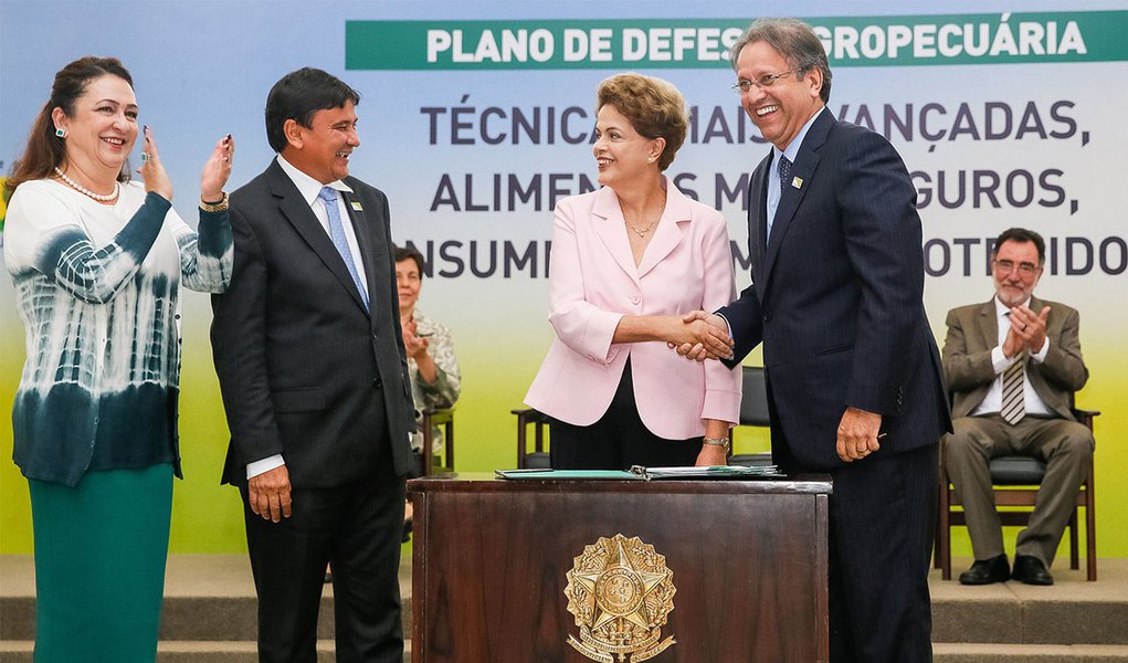 Governador Marcelo Miranda (PMDB) participou nesta quarta-feira, 6, em Brasília, junto com a ministra da Agricultura, Kátia Abreu, da oficialização pela presidente Dilma Rousseff da região do Matopiba, que abrange territórios nos estados do Maranhão, Tocantins, Piauí e Bahia, e do lançamento do Plano Nacional da Defesa Agropecuária; região "arrojada", como classificou a presidente, é responsável por 9,7% da produção de 201,5 milhões de toneladas de grãos do país e tem um Produto Interno Bruto estimado, com base nos dados do IBGE/2010, em R$ 53,4 bilhões; politicamente, mostra reaproximação de Marcelo com Kátia; os dois voltarão a estar juntos na abertura oficial da Agrotins, nesta quinta-feira, 7 (Foto: Aquiles Lins) www.brasil247.com - Governador Marcelo Miranda (PMDB) participou nesta quarta-feira, 6, em Brasília, junto com a ministra da Agricultura, Kátia Abreu, da oficialização pela presidente Dilma Rousseff da região do Matopiba, que abrange territórios nos estados do Maranhão, Tocantins, Piauí e Bahia, e do lançamento do Plano Nacional da Defesa Agropecuária; região "arrojada", como classificou a presidente, é responsável por 9,7% da produção de 201,5 milhões de toneladas de grãos do país e tem um Produto Interno Bruto estimado, com base nos dados do IBGE/2010, em R$ 53,4 bilhões; politicamente, mostra reaproximação de Marcelo com Kátia; os dois voltarão a estar juntos na abertura oficial da Agrotins, nesta quinta-feira, 7