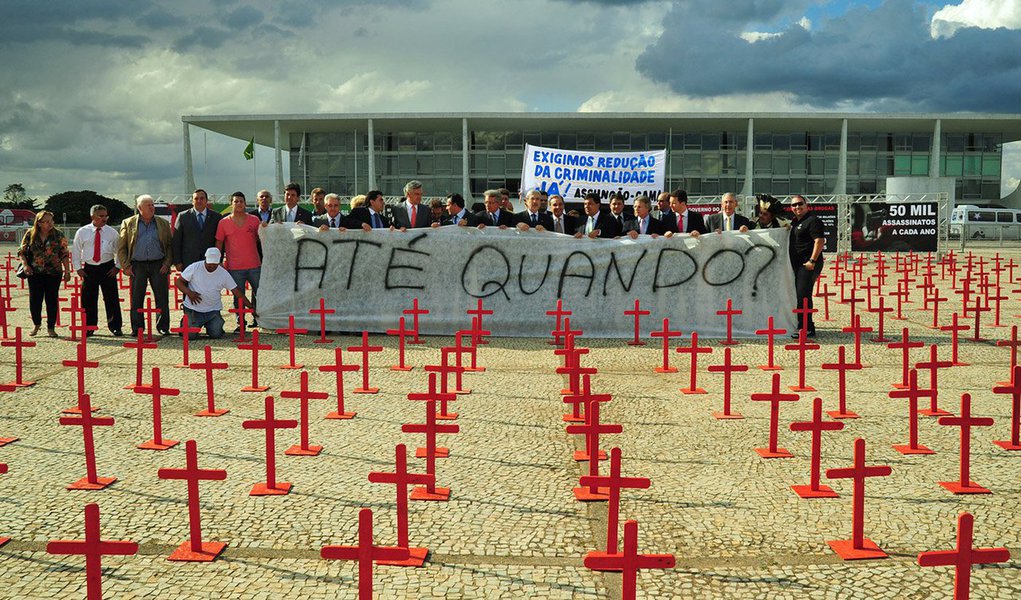 Partido posicionou 600 cruzes vermelhas para simbolizar 600 mil assassinatos que, segundo os democratas, aconteceram nos últimos doze anos, durante os governos do PT; “As pesquisas mostram que segurança pública, acima até da saúde, é a área que mais preocupa e choca a população. As estatísticas da criminalidade são estarrecedoras, 50 mil assassinatos por ano. Isso é um atestado de desgoverno”, protestou o líder do DEM na Câmara, deputado Mendonça Filho (PE) (Foto: Paulo Emílio) Partido posicionou 600 cruzes vermelhas para simbolizar 600 mil assassinatos que, segundo os democratas, aconteceram nos últimos doze anos, durante os governos do PT; “As pesquisas mostram que segurança pública, acima até da saúde, é a área que mais preocupa e choca a população. As estatísticas da criminalidade são estarrecedoras, 50 mil assassinatos por ano. Isso é um atestado de desgoverno”, protestou o líder do DEM na Câmara, deputado Mendonça Filho (PE)