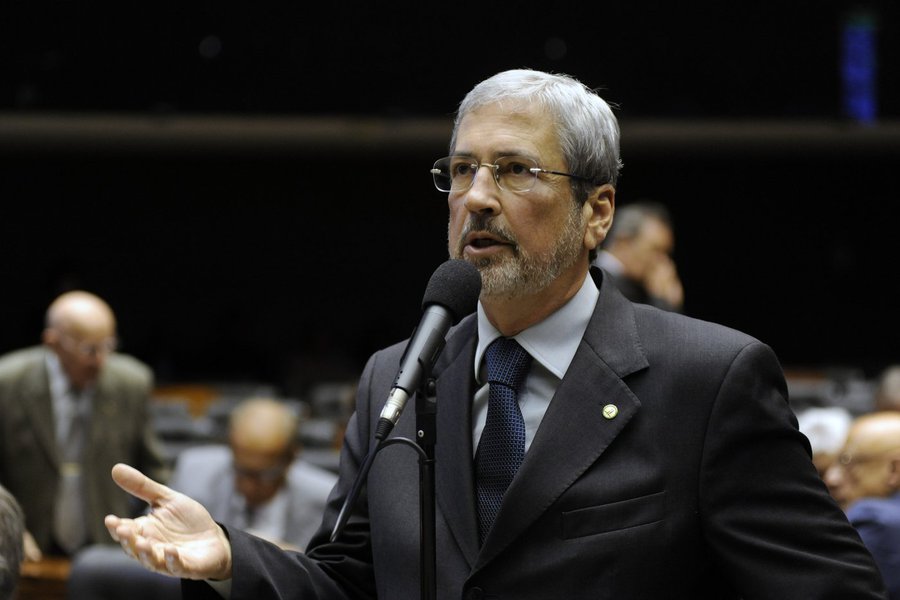 Avaliação é do líder do partido na Câmara, Antônio Imbassahy; "É o final melancólico de um governo que não deixará saudades. O crescimento de apenas 0,2% no primeiro trimestre do ano confirma que a economia brasileira está parada. Mais grave ainda, os investimentos caíram substancialmente e os gastos do Governo são a única coisa que cresce seguidamente, batendo em quase quatro vezes o crescimento do PIB no primeiro trimestre" (Foto: Romulo Faro) Avaliação é do líder do partido na Câmara, Antônio Imbassahy; "É o final melancólico de um governo que não deixará saudades. O crescimento de apenas 0,2% no primeiro trimestre do ano confirma que a economia brasileira está parada. Mais grave ainda, os investimentos caíram substancialmente e os gastos do Governo são a única coisa que cresce seguidamente, batendo em quase quatro vezes o crescimento do PIB no primeiro trimestre"