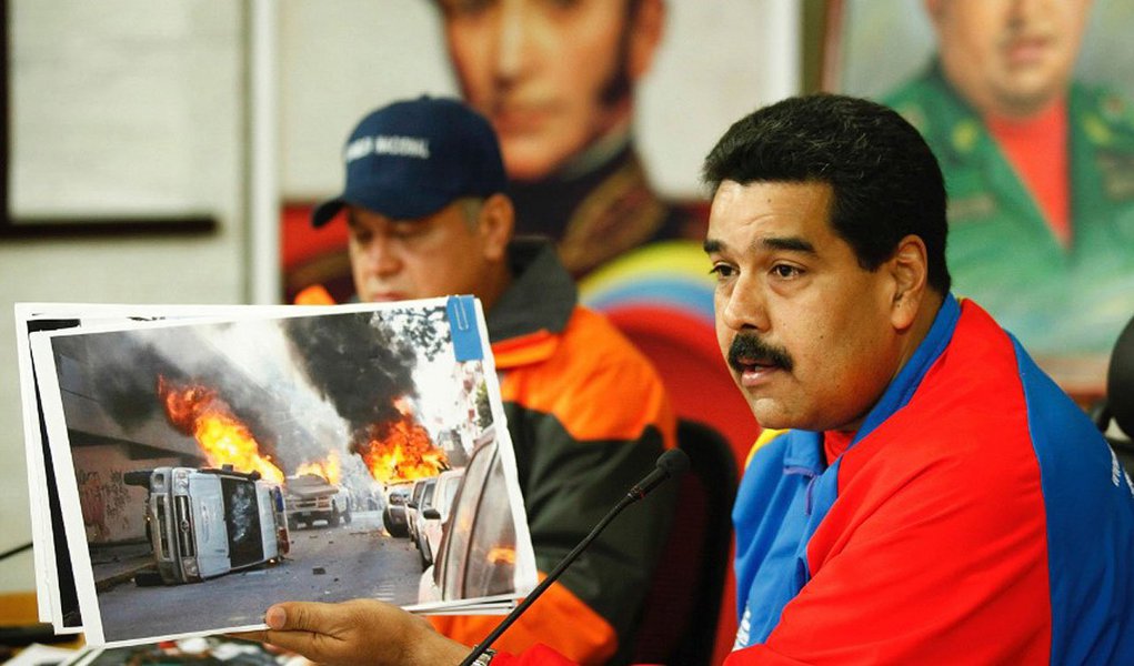 Escrito pela FTI Consulting, empresa baseada nos Estados Unidos, com duas organizações colombianas em junho de 2013, relatório pede o restabelecimento da democracia na América Latina colocando como alvos os líderes políticos “pseudo-progressistas” da Venezuela; propõe ações, incluindo “aumentar os problemas com a escassez de produtos da cesta básica” e “encorajar greves de fome longas, mobilizações de massa e atos violentos” (Foto: Roberta Namour) Escrito pela FTI Consulting, empresa baseada nos Estados Unidos, com duas organizações colombianas em junho de 2013, relatório pede o restabelecimento da democracia na América Latina colocando como alvos os líderes políticos “pseudo-progressistas” da Venezuela; propõe ações, incluindo “aumentar os problemas com a escassez de produtos da cesta básica” e “encorajar greves de fome longas, mobilizações de massa e atos violentos”