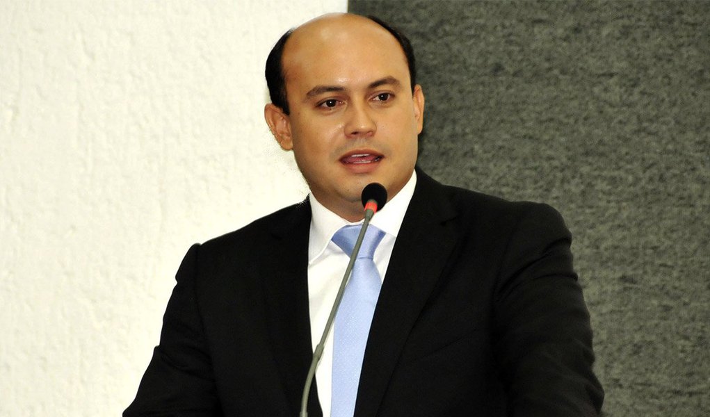Em intensa movimentação pelo interior do Estado, o presidente da Assembleia Legislativa e governador em exercício do Tocantins, Sandoval Cardoso (SDD), voltou a afirmar que não há decisão sobre ele ser o candidato a governador do Palácio Araguaia; durante entrega de 18 ambulâncias e equipamentos de saúde nessa quinta-feira, 27, em Gurupi, Sandoval deixou em suspense que cargo irá disputar: “Da minha parte não existe nenhuma pretensão de candidatura ao Executivo. É a continuidade de um trabalho que a gente vem fazendo e no momento certo de registro de candidatura nós vamos saber ao certo qual a vaga que eu vou está pleiteando”, afirmou Sandoval (Foto: Aquiles Lins) Em intensa movimentação pelo interior do Estado, o presidente da Assembleia Legislativa e governador em exercício do Tocantins, Sandoval Cardoso (SDD), voltou a afirmar que não há decisão sobre ele ser o candidato a governador do Palácio Araguaia; durante entrega de 18 ambulâncias e equipamentos de saúde nessa quinta-feira, 27, em Gurupi, Sandoval deixou em suspense que cargo irá disputar: “Da minha parte não existe nenhuma pretensão de candidatura ao Executivo. É a continuidade de um trabalho que a gente vem fazendo e no momento certo de registro de candidatura nós vamos saber ao certo qual a vaga que eu vou está pleiteando”, afirmou Sandoval