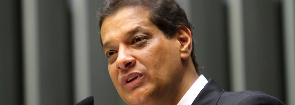 Deputado federal transita bem em todos os grupos políticos em Goiás, com credibilidade tanto na base aliada ao governador Perillo (PSDB) quanto na oposição; por conta desse bom relacionamento sua posição no intrincado tabuleiro da sucessão continua uma incógnita - e assim deve continuar pelo menos até março; à frente do Solidariedade, atualmente Vergílio concentra esforços para viabilizar a sua própria candidatura a governador (Foto: Realle Palazzo-Martini) Deputado federal transita bem em todos os grupos políticos em Goiás, com credibilidade tanto na base aliada ao governador Perillo (PSDB) quanto na oposição; por conta desse bom relacionamento sua posição no intrincado tabuleiro da sucessão continua uma incógnita - e assim deve continuar pelo menos até março; à frente do Solidariedade, atualmente Vergílio concentra esforços para viabilizar a sua própria candidatura a governador