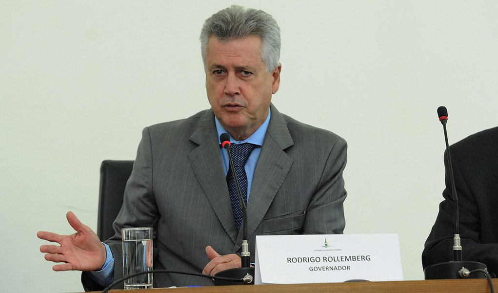 O governo do Distrito Federal tenta convencer os deputados distritais a "abrirem mão" voluntariamente das emendas parlamentares para complementar investimentos na Saúde, que tem um rombo alegado de R$ 400 milhões na saúde até o fim do ano; até esta quinta-feira (13), nenhum centavo indicado por cada parlamentar no orçamento deste ano havia sido aplicado
(Foto: Leonardo Lucena) O governo do Distrito Federal tenta convencer os deputados distritais a "abrirem mão" voluntariamente das emendas parlamentares para complementar investimentos na Saúde, que tem um rombo alegado de R$ 400 milhões na saúde até o fim do ano; até esta quinta-feira (13), nenhum centavo indicado por cada parlamentar no orçamento deste ano havia sido aplicado