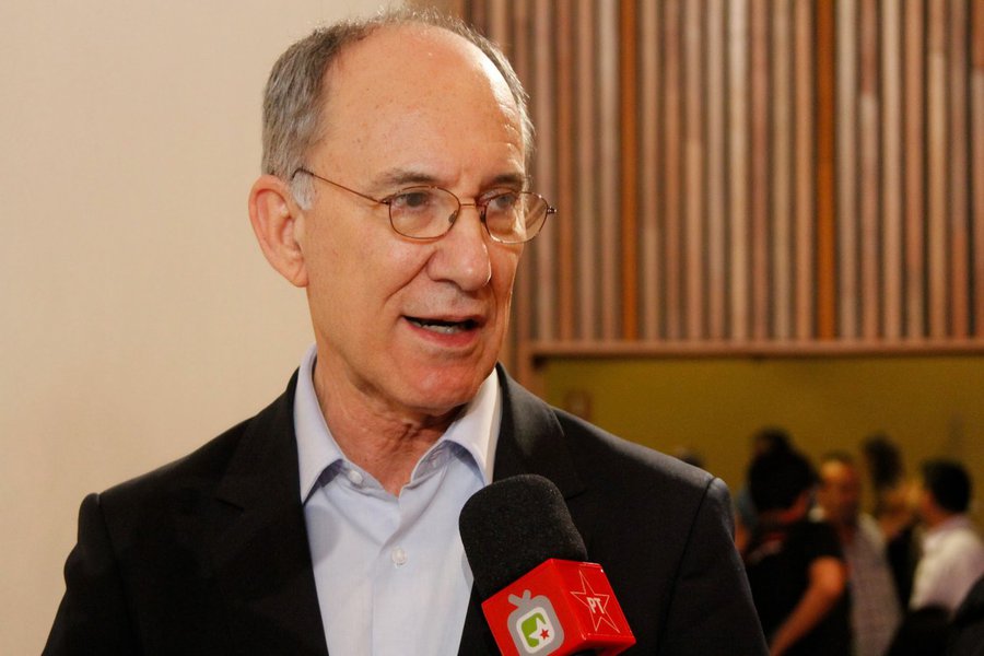 "Nós temos que reeleger a presidente Dilma para que Lula volte em 2018", afirmou o presidente do PT, nesta sexta-feira. "Eu, pessoalmente, acho que a volta do presidente Lula em 2018 faria muito bem ao Brasil", acrescentou (Foto: Gisele Federicce) "Nós temos que reeleger a presidente Dilma para que Lula volte em 2018", afirmou o presidente do PT, nesta sexta-feira. "Eu, pessoalmente, acho que a volta do presidente Lula em 2018 faria muito bem ao Brasil", acrescentou