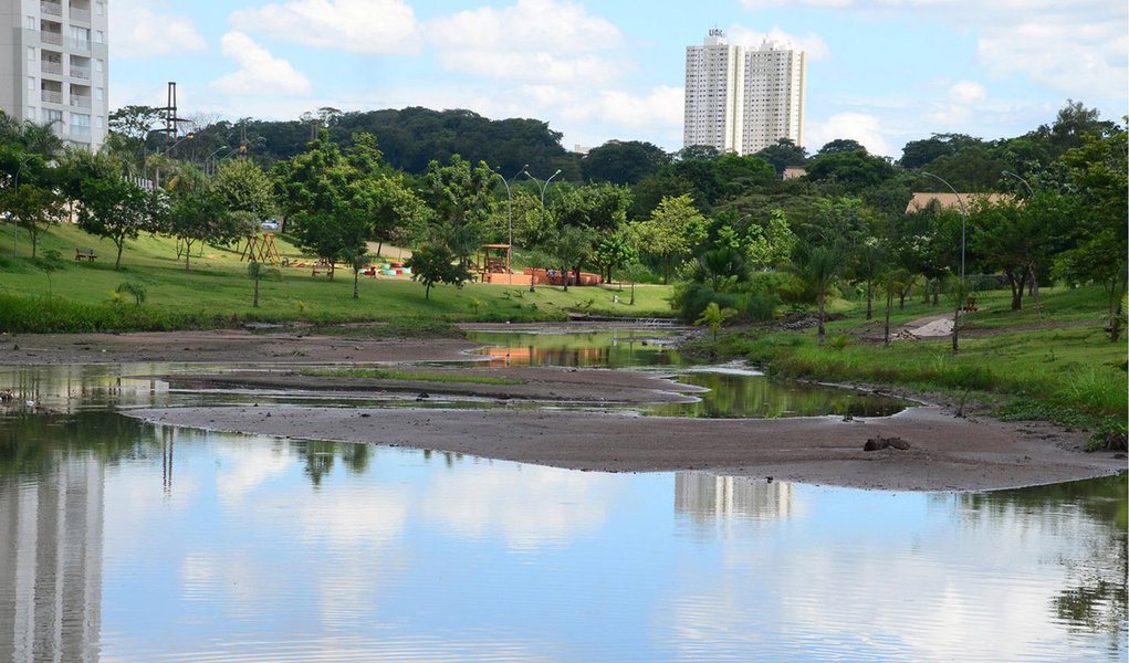 Agência Municipal do Meio Ambiente (Amma) deve fazer a contenção das margens do Córrego Cascavel, processo conhecido como retaludamento; em seu despacho, Lívia Vaz da Silva, da 1ª Vara de Fazenda Pública Municipal de Goiânia, sentencia que a Amma também deverá promover a revegetação da mata ciliar e a recomposição florística de toda área utilizando espécies do Cerrado, além de limpeza e manutenção de galerias pluviais; determinação atende a ação civil pública proposta pelo promotor Marcelo Fernandes de Melo, da 81ª Promotoria de Justiça de Goiânia (Foto: Realle Palazzo-Martini) Agência Municipal do Meio Ambiente (Amma) deve fazer a contenção das margens do Córrego Cascavel, processo conhecido como retaludamento; em seu despacho, Lívia Vaz da Silva, da 1ª Vara de Fazenda Pública Municipal de Goiânia, sentencia que a Amma também deverá promover a revegetação da mata ciliar e a recomposição florística de toda área utilizando espécies do Cerrado, além de limpeza e manutenção de galerias pluviais; determinação atende a ação civil pública proposta pelo promotor Marcelo Fernandes de Melo, da 81ª Promotoria de Justiça de Goiânia