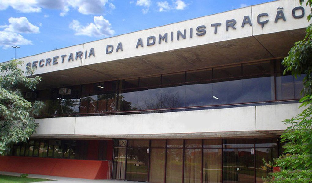A Secretaria de Administração do Estado vai investigar se João Gualberto Lima e Welton Freitas, que são diretores do Sisepe em Gurupi e Araguaína, respectivamente, obtiveram frequência em seus locais de trabalho sem terem ido trabalhar, por estarem em viagens a serviço do Sisepe; com presença registrada no trabalho mas viajando a serviço do Sisepe, os dois receberam ao todo R$ 93,5 mil em diárias em 2013, num caso denunciado como "Farra das Diárias"pelo representante do Movimento pela Moralização e Democraticação do Sisepe (MMDS), Wiston Gomes Dias (Foto: Aquiles Lins) A Secretaria de Administração do Estado vai investigar se João Gualberto Lima e Welton Freitas, que são diretores do Sisepe em Gurupi e Araguaína, respectivamente, obtiveram frequência em seus locais de trabalho sem terem ido trabalhar, por estarem em viagens a serviço do Sisepe; com presença registrada no trabalho mas viajando a serviço do Sisepe, os dois receberam ao todo R$ 93,5 mil em diárias em 2013, num caso denunciado como "Farra das Diárias"pelo representante do Movimento pela Moralização e Democraticação do Sisepe (MMDS), Wiston Gomes Dias