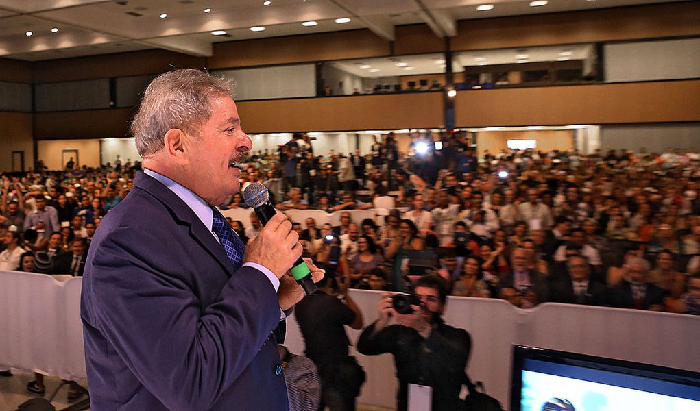 Durante o Fórum Mundial de Direitos Humanos, o ex-presidente Lula disse que os brasileiros devem ter orgulho por ter eleito a presidente Dilma; "Estejam certos de que vamos fazer muita coisa. Quem quiser torcer contra que torça. Com bom senso que Dilma tem, vocês podem ficar certos, que este país tem que ter motivo de orgulho pela presidente que nós elegemos", disse; Lula também defendeu o Mais Médicos: "vamos trazer médico de onde tiver. O que nós queremos é que o povo brasileiro seja tratado com respeito e dignidade" (Foto: Valter Lima) www.brasil247.com - Durante o Fórum Mundial de Direitos Humanos, o ex-presidente Lula disse que os brasileiros devem ter orgulho por ter eleito a presidente Dilma; "Estejam certos de que vamos fazer muita coisa. Quem quiser torcer contra que torça. Com bom senso que Dilma tem, vocês podem ficar certos, que este país tem que ter motivo de orgulho pela presidente que nós elegemos", disse; Lula também defendeu o Mais Médicos: "vamos trazer médico de onde tiver. O que nós queremos é que o povo brasileiro seja tratado com respeito e dignidade"