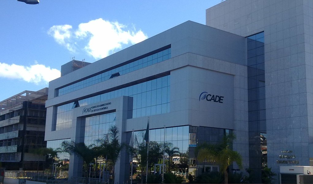 O Conselho Administrativo de Defesa Econômica (Cade) abriu nesta quinta (2) processo administrativo para investigar um cartel de empresas de medicamentos em licitações públicas; 15 empresas atuavam em conjunto para fixar preços de remédios para depressão, analgésicos, sedativos, hipertensão e tosse; as irregularidades ocorreram em Minas Gerais, São Paulo, Bahia, Pernambuco entre 2007 e 2011 (Foto: Valter Lima) O Conselho Administrativo de Defesa Econômica (Cade) abriu nesta quinta (2) processo administrativo para investigar um cartel de empresas de medicamentos em licitações públicas; 15 empresas atuavam em conjunto para fixar preços de remédios para depressão, analgésicos, sedativos, hipertensão e tosse; as irregularidades ocorreram em Minas Gerais, São Paulo, Bahia, Pernambuco entre 2007 e 2011