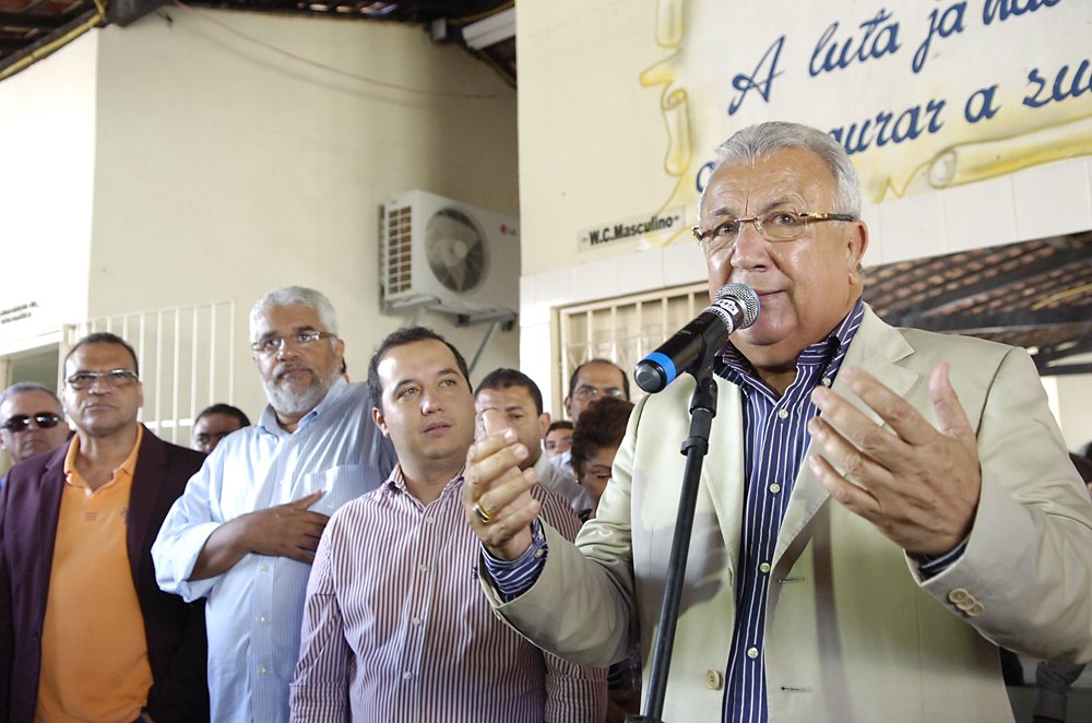 A Casa Civil deve ser preenchida por Zezinho Sobral (PMDB), atual secretário do Planejamento; o secretário de Governo, Pedro Lopes, voltará a ocupar função como chefe do Escritório de Sergipe em Brasília, e para o seu lugar irá o secretário da Justiça, Benedito Figueiredo (PMDB); o PRB, com Chico Dantas, vai ganhar a Secretaria da Agricultura; JB então indicará novos secretários para o Planejamento, para a Justiça e para o Desenvolvimento Urbano (que era gerida por Lúcia Falcon, que pediu para sair); mudanças acontecem ainda este mês (Foto: Valter Lima) A Casa Civil deve ser preenchida por Zezinho Sobral (PMDB), atual secretário do Planejamento; o secretário de Governo, Pedro Lopes, voltará a ocupar função como chefe do Escritório de Sergipe em Brasília, e para o seu lugar irá o secretário da Justiça, Benedito Figueiredo (PMDB); o PRB, com Chico Dantas, vai ganhar a Secretaria da Agricultura; JB então indicará novos secretários para o Planejamento, para a Justiça e para o Desenvolvimento Urbano (que era gerida por Lúcia Falcon, que pediu para sair); mudanças acontecem ainda este mês