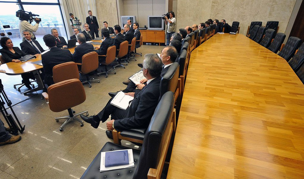 Na opinião de instituições financeiras consultadas pelo BC, a taxa básica deve subir 0,25 ponto percentual; a previsão do mercado financeiro é que a taxa continue a subir e feche 2014 em 11,25% ao ano; no primeiro dia das reuniões, os chefes de departamento apresentam uma análise da conjuntura doméstica, com dados sobre a inflação, o nível de atividade econômica, as finanças públicas, a economia internacional, o mercado de câmbio, as reservas internacionais e o mercado monetário (Foto: Roberta Namour) Na opinião de instituições financeiras consultadas pelo BC, a taxa básica deve subir 0,25 ponto percentual; a previsão do mercado financeiro é que a taxa continue a subir e feche 2014 em 11,25% ao ano; no primeiro dia das reuniões, os chefes de departamento apresentam uma análise da conjuntura doméstica, com dados sobre a inflação, o nível de atividade econômica, as finanças públicas, a economia internacional, o mercado de câmbio, as reservas internacionais e o mercado monetário