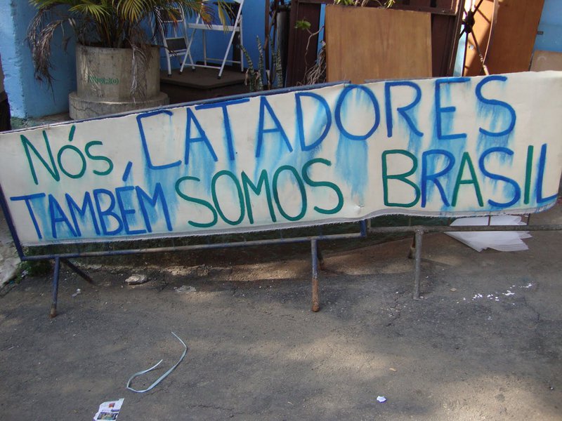 Segundo a Secretaria do Meio Ambiente do Estado, apenas seis dos 184 municípios destinam os resíduos sólidos em aterros, os outros recorrem aos lixões. Mesmo assim, os poucos aterros estão sem licença ambiental ou sem renovação da licença de operação (Foto: Renata Paiva) Segundo a Secretaria do Meio Ambiente do Estado, apenas seis dos 184 municípios destinam os resíduos sólidos em aterros, os outros recorrem aos lixões. Mesmo assim, os poucos aterros estão sem licença ambiental ou sem renovação da licença de operação