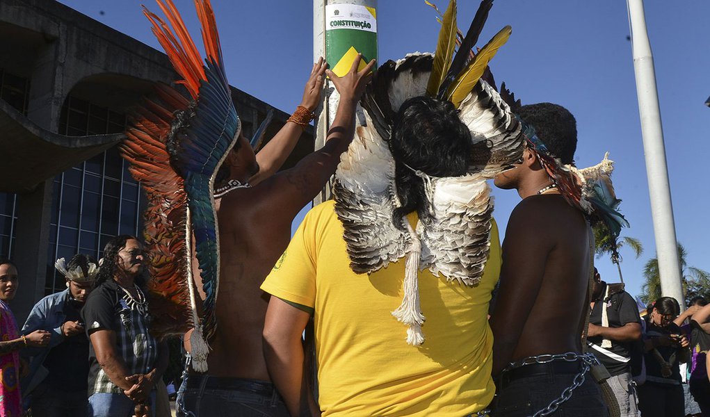 Após reunião sem resultados concretos com o ministro da Justiça, José Eduardo Cardozo, os índios que faziam um protesto em Brasília nesta quinta (29) declararam "guerra" ao ministro e morte aos fazendeiros que disputam terras com eles; principal reivindicação foi por agilidade na demarcação de terras, mas eles queriam também punição aos assassinatos de lideranças indígenas e a libertação de índios presos; cacique Uilton Tuxá afirmou que foi a "pior" reunião com o governo federal da qual já participou (Foto: Valter Lima) Após reunião sem resultados concretos com o ministro da Justiça, José Eduardo Cardozo, os índios que faziam um protesto em Brasília nesta quinta (29) declararam "guerra" ao ministro e morte aos fazendeiros que disputam terras com eles; principal reivindicação foi por agilidade na demarcação de terras, mas eles queriam também punição aos assassinatos de lideranças indígenas e a libertação de índios presos; cacique Uilton Tuxá afirmou que foi a "pior" reunião com o governo federal da qual já participou