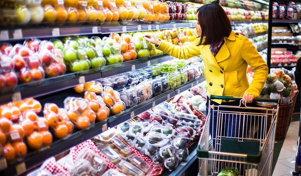 Índice oficial desacelerou beneficiado pelos preços de alimentos e transportes, dando força às expectativas de que o Banco Central não deve voltar a elevar os juros tão cedo num cenário também de atividade fraca; em abril, o IPCA havia registrado alta mensal de 0,67%; indicador chegou em 12 meses a 6,37%, informou o IBGE (Foto: Gisele Federicce) Índice oficial desacelerou beneficiado pelos preços de alimentos e transportes, dando força às expectativas de que o Banco Central não deve voltar a elevar os juros tão cedo num cenário também de atividade fraca; em abril, o IPCA havia registrado alta mensal de 0,67%; indicador chegou em 12 meses a 6,37%, informou o IBGE