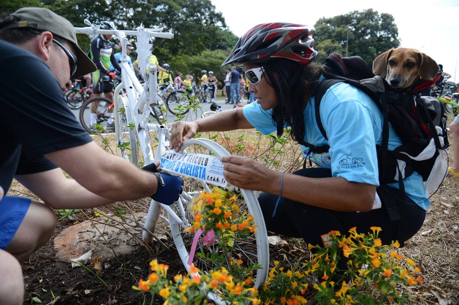 Em 2009, foram 42 ciclistas mortos e, em 2012, foram 31. O diretor de Educação de Trânsito do Detran-DF, Marcelo Granja, acredita a queda no número de mortos se deve a uma maior conscientização dos motoristas em respeitar o ciclista e do próprio ciclista em não andar mais no sentido contrário ao fluxo de veículos, que é mais arriscado (Foto: Leonardo Attuch) Em 2009, foram 42 ciclistas mortos e, em 2012, foram 31. O diretor de Educação de Trânsito do Detran-DF, Marcelo Granja, acredita a queda no número de mortos se deve a uma maior conscientização dos motoristas em respeitar o ciclista e do próprio ciclista em não andar mais no sentido contrário ao fluxo de veículos, que é mais arriscado