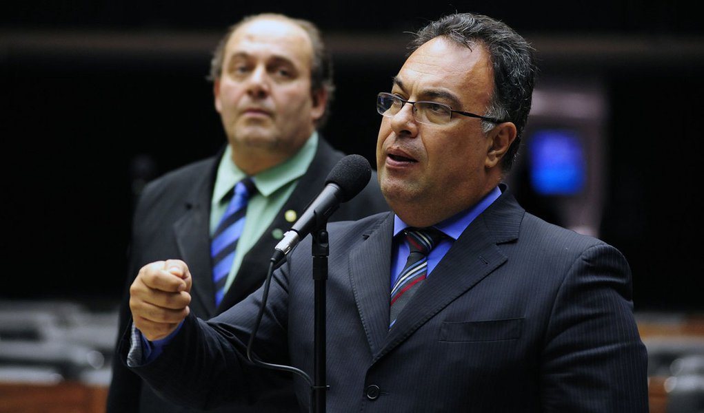 O deputado federal André Vargas (PT) renunciará ao mandato nesta terça (15), pressionado pelos próprios colegas de partido; ele aparece em diálogos captados pela PF tratando com o doleiro Alberto Youssef de um projeto de interesse do doleiro no Ministério da Saúde; Vargas decidiu renunciar por avaliar que já foi condenado pela Câmara antes mesmo de seu processo ser investigado pelo Conselho de Ética da Casa: "Estou sendo julgado sem direito de defesa" (Foto: Valter Lima) O deputado federal André Vargas (PT) renunciará ao mandato nesta terça (15), pressionado pelos próprios colegas de partido; ele aparece em diálogos captados pela PF tratando com o doleiro Alberto Youssef de um projeto de interesse do doleiro no Ministério da Saúde; Vargas decidiu renunciar por avaliar que já foi condenado pela Câmara antes mesmo de seu processo ser investigado pelo Conselho de Ética da Casa: "Estou sendo julgado sem direito de defesa"