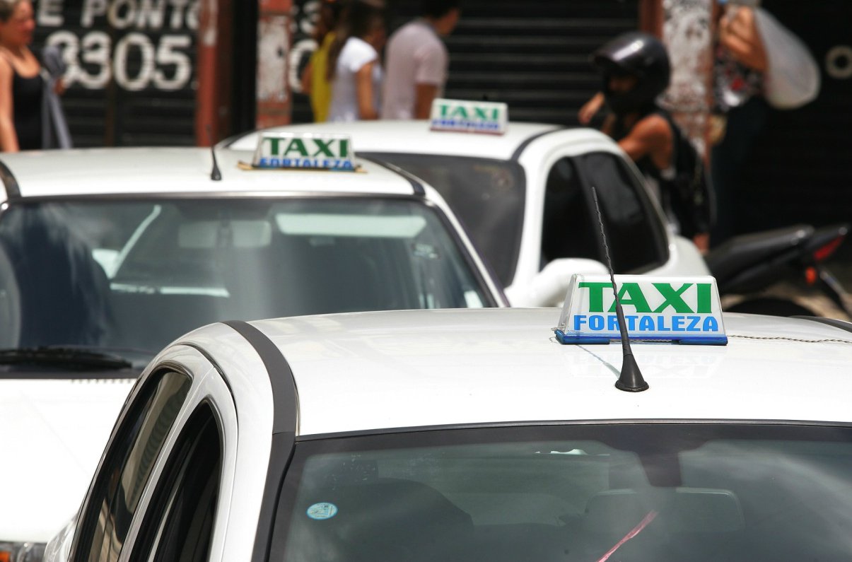 Com a ação, Fortaleza contará ao todo com 490 novos táxis habilitados, dos 55 que já começam a transitar hoje suas ruas da cidade, possibilitando maior conforto e segurança à população. O objetivo é que o município possa chegar a um coeficiente de um táxi a cada 500 habitantes (Foto: Renata Paiva) Com a ação, Fortaleza contará ao todo com 490 novos táxis habilitados, dos 55 que já começam a transitar hoje suas ruas da cidade, possibilitando maior conforto e segurança à população. O objetivo é que o município possa chegar a um coeficiente de um táxi a cada 500 habitantes