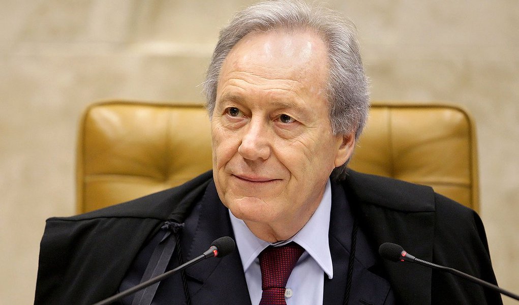 Após gestão polêmica de Joaquim Barbosa, Ricardo Lewandowski assume hoje a Presidência do Supremo Tribunal Federal sob expectativa de que Corte “reforme decisões intempestivas, inconstitucionais e injustas que tomou nos últimos anos e que ficarão pairando como ameaças sobre a democracia brasileira até que sejam revistas”, segundo Eduardo Guimarães, do Blog da Cidadania; centenas de mensagens de congratulação de internautas serão entregues a ele antes da cerimônia (Foto: Roberta Namour) Após gestão polêmica de Joaquim Barbosa, Ricardo Lewandowski assume hoje a Presidência do Supremo Tribunal Federal sob expectativa de que Corte “reforme decisões intempestivas, inconstitucionais e injustas que tomou nos últimos anos e que ficarão pairando como ameaças sobre a democracia brasileira até que sejam revistas”, segundo Eduardo Guimarães, do Blog da Cidadania; centenas de mensagens de congratulação de internautas serão entregues a ele antes da cerimônia