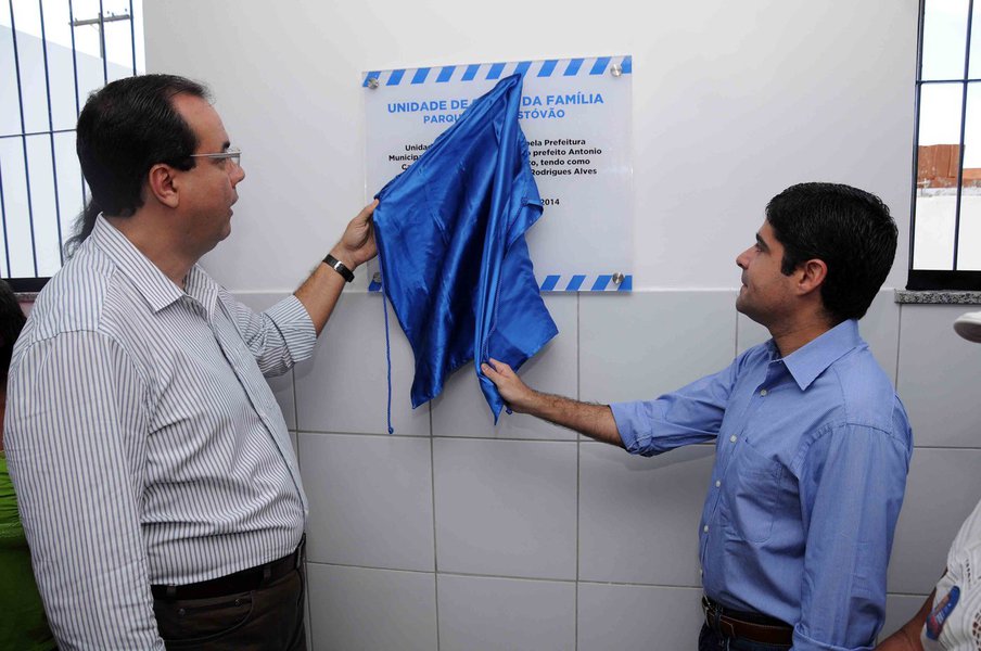 Prefeito inaugurou nova unidade de saúde no Parque São Cristóvão, que conta com 12 consultórios e quatro equipes de saúde da família; com a contratação desses novos profissionais, totalizando cerca de 2.500, a prefeitura praticamente dobrou o número de equipes; quando ACM Neto assumiu o governo municipal, em 2013, a capital tinha 104 equipes de saúde da família e o número hoje já é 201, com expectativa de chegar a 208 já na próxima semana; "Estamos alcançando 26% de cobertura de saúde da família e 38% de atenção básica, marcas históricas para o município de Salvador", disse ACM (Foto: Romulo Faro) Prefeito inaugurou nova unidade de saúde no Parque São Cristóvão, que conta com 12 consultórios e quatro equipes de saúde da família; com a contratação desses novos profissionais, totalizando cerca de 2.500, a prefeitura praticamente dobrou o número de equipes; quando ACM Neto assumiu o governo municipal, em 2013, a capital tinha 104 equipes de saúde da família e o número hoje já é 201, com expectativa de chegar a 208 já na próxima semana; "Estamos alcançando 26% de cobertura de saúde da família e 38% de atenção básica, marcas históricas para o município de Salvador", disse ACM