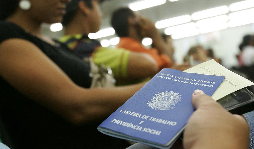 Taxa é a menor para o mês desde o início da série histórica iniciada em 2002, segundo a Pesquisa Mensal de Emprego (PME) divulgada pelo IBGE; em fevereiro a taxa foi 5,1% e 5,7% em março de 2013 (Foto: Gisele Federicce) Taxa é a menor para o mês desde o início da série histórica iniciada em 2002, segundo a Pesquisa Mensal de Emprego (PME) divulgada pelo IBGE; em fevereiro a taxa foi 5,1% e 5,7% em março de 2013