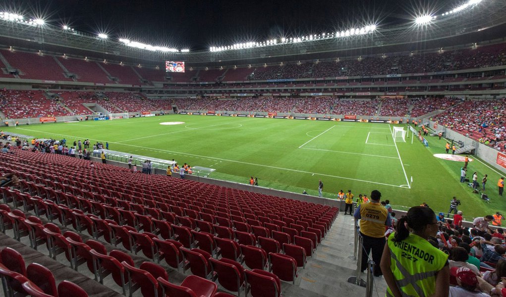 O Ministério Público de Pernambuco (MPPE) moveu uma Ação Civil contra a Fifa, o Comitê Organizador Brasileiro e a Match Services por irregularidades contra os consumidores encontradas durante a realização da Copa das Confederações, em junho de 2013, na Arena Pernambuco; caso sejam condenadas, as companhias podem pagar até R$ 5 milhões em danos morais coletivos aos compradores lesados; tanto a Fifa quanto a Match Services já foram condenadas por razões semelhantes pelo Programa de Orientação e Proteção do Consumidor (Procon), em R$ 500 mil cada, pelos mesmo problemas (Foto: Paulo Emílio) O Ministério Público de Pernambuco (MPPE) moveu uma Ação Civil contra a Fifa, o Comitê Organizador Brasileiro e a Match Services por irregularidades contra os consumidores encontradas durante a realização da Copa das Confederações, em junho de 2013, na Arena Pernambuco; caso sejam condenadas, as companhias podem pagar até R$ 5 milhões em danos morais coletivos aos compradores lesados; tanto a Fifa quanto a Match Services já foram condenadas por razões semelhantes pelo Programa de Orientação e Proteção do Consumidor (Procon), em R$ 500 mil cada, pelos mesmo problemas