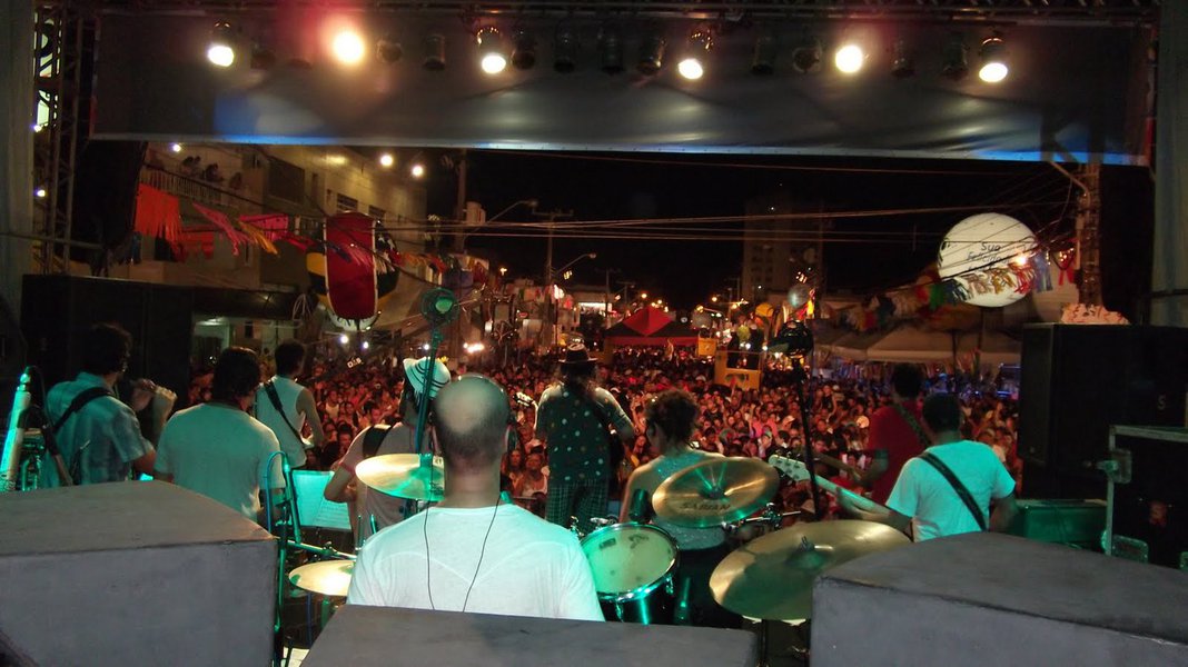 Tradicional bloco de carnaval da capital sergipana ocorrerá entre os dias 28 de fevereiro e 4 de março; edição deste ano terá blocos de rua com orquestras de frevos, grandes bonecos, fantasia, serpentina e muita animação do povo aracajuano e turistas são os principais ingredientes da festa que foi revitalizada há 12 anos; atrações nacionais como Monobloco, Zeca Baleiro e Patusco retoma força do evento (Foto: Valter Lima) Tradicional bloco de carnaval da capital sergipana ocorrerá entre os dias 28 de fevereiro e 4 de março; edição deste ano terá blocos de rua com orquestras de frevos, grandes bonecos, fantasia, serpentina e muita animação do povo aracajuano e turistas são os principais ingredientes da festa que foi revitalizada há 12 anos; atrações nacionais como Monobloco, Zeca Baleiro e Patusco retoma força do evento
