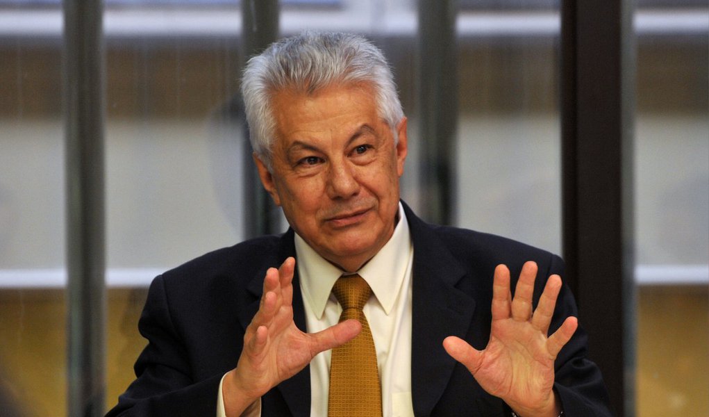 Deputado federal Arlindo Chinaglia (PT-SP), atual primeiro-vice-presidente da Câmara, será lançado nesta quarta (17), candidato à presidência da Casa para o biênio 2015/2016. Além do PT, seis partidos apoiam Chinaglia, entre eles o PDT, o PCdoB e o PROS; petista irá para o enfrentamento com o deputado federal Eduardo Cunha (PMDB-RJ) (Foto: Valter Lima) Deputado federal Arlindo Chinaglia (PT-SP), atual primeiro-vice-presidente da Câmara, será lançado nesta quarta (17), candidato à presidência da Casa para o biênio 2015/2016. Além do PT, seis partidos apoiam Chinaglia, entre eles o PDT, o PCdoB e o PROS; petista irá para o enfrentamento com o deputado federal Eduardo Cunha (PMDB-RJ)