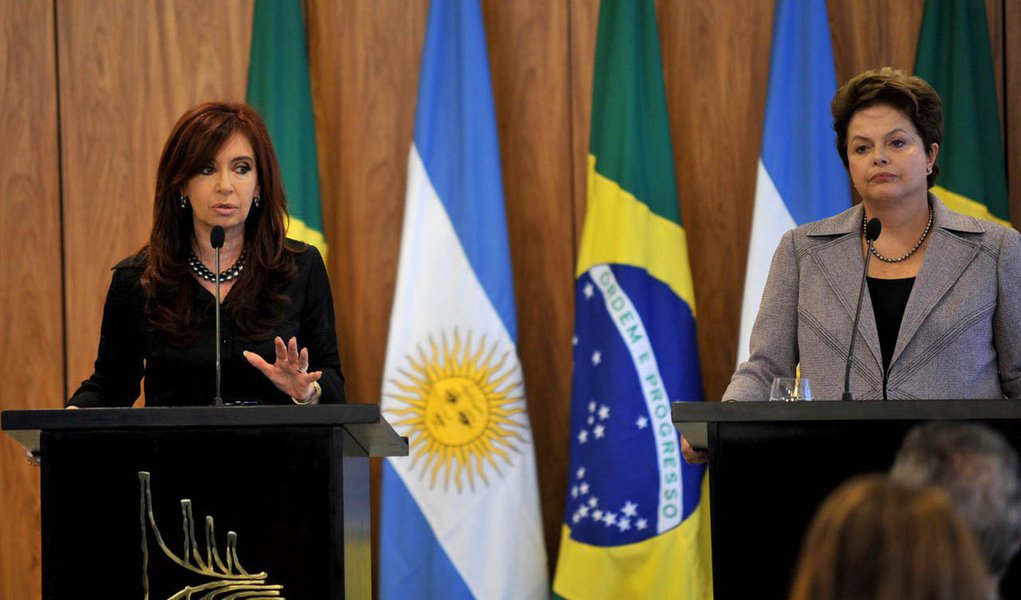 Presidente determinou que o ministro do Desenvolvimento, Mauro Borges, e o secretário-executivo da Fazenda, Paulo Rogério Caffarelli, conversem rapidamente com o governo argentino de Cristina Kirchner para reduzir restrições para a exportação de veículos automotores; Dilma Rousseff se reuniu hoje com o presidente da Anfavea, Luiz Moan, que falou sobre um "prejuízo pesado" no setor (Foto: Gisele Federicce) Presidente determinou que o ministro do Desenvolvimento, Mauro Borges, e o secretário-executivo da Fazenda, Paulo Rogério Caffarelli, conversem rapidamente com o governo argentino de Cristina Kirchner para reduzir restrições para a exportação de veículos automotores; Dilma Rousseff se reuniu hoje com o presidente da Anfavea, Luiz Moan, que falou sobre um "prejuízo pesado" no setor