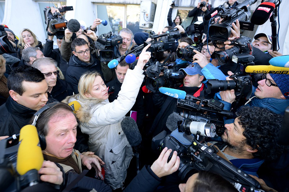 Michael Schmacher's manager, Sabine Khem (C), speaks to journalists in front of the Grenoble CHU hospital on January 1st, 2014 where the Formula One legend spent a third night in hospital in an induced coma after an off-piste skiing accident in the French (Foto: Leonardo Attuch) Michael Schmacher's manager, Sabine Khem (C), speaks to journalists in front of the Grenoble CHU hospital on January 1st, 2014 where the Formula One legend spent a third night in hospital in an induced coma after an off-piste skiing accident in the French