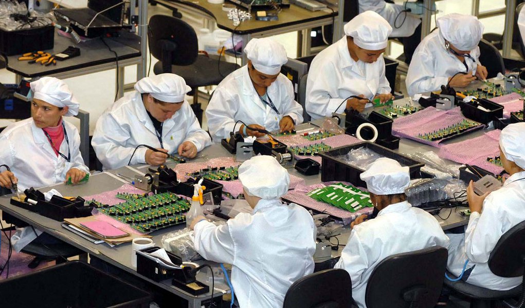 A produção industrial brasileira subiu 2% em janeiro frente a dezembro, informou o Instituto Brasileiro de Geografia e Estatística (IBGE) nesta quarta-feira, 4; na comparação com janeiro de 2014, entretanto, a produção teve queda de 5,2%
(Foto: Paulo Emílio) A produção industrial brasileira subiu 2% em janeiro frente a dezembro, informou o Instituto Brasileiro de Geografia e Estatística (IBGE) nesta quarta-feira, 4; na comparação com janeiro de 2014, entretanto, a produção teve queda de 5,2%