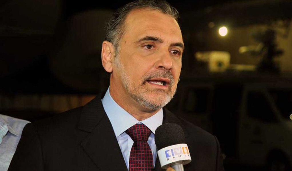 "O que está em jogo não é o combate ao terrorismo, mas o risco à nossa soberania. Ministros e empresas foram espionados em favor de empresas estrangeiras", afirma o presidente da Comissão de Relações Exteriores e de Defesa Nacional da Câmara (CREDN), deputado Nelson Pelegrino (PT); colegiado realizará audiência pública para ouvir o brasileiro sobre sua detenção no aeroporto de Heathow, em Londres (Foto: Romulo Faro) "O que está em jogo não é o combate ao terrorismo, mas o risco à nossa soberania. Ministros e empresas foram espionados em favor de empresas estrangeiras", afirma o presidente da Comissão de Relações Exteriores e de Defesa Nacional da Câmara (CREDN), deputado Nelson Pelegrino (PT); colegiado realizará audiência pública para ouvir o brasileiro sobre sua detenção no aeroporto de Heathow, em Londres