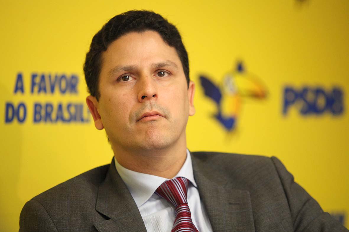 "A presidente não precisa de pacotes, precisa da verdade. Precisa olhar nos olhos dos brasileiros e reconhecer os muitos erros que cometeu. É o primeiro passo da difícil caminhada para recuperar um mínimo de confiança da população", diz o deputado federal Bruno Araújo (PSDB-PE) (Foto: Leonardo Attuch) "A presidente não precisa de pacotes, precisa da verdade. Precisa olhar nos olhos dos brasileiros e reconhecer os muitos erros que cometeu. É o primeiro passo da difícil caminhada para recuperar um mínimo de confiança da população", diz o deputado federal Bruno Araújo (PSDB-PE)