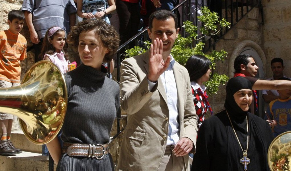 Em rara aparição fora de Damasco, ditador sírio esteve na antiga Maaloula, reconquistada por suas forças na semana passada com o apoio de combatentes do movimento xiita libanês Hezbollah; segundo a agência de notícias estatal Sana, Assad esteve no Mar Sarkis, um mosteiro ortodoxo grego datado do século 4 para conferir os danos causados ao edifício pelos rebeldes (Foto: Realle Palazzo-Martini) Em rara aparição fora de Damasco, ditador sírio esteve na antiga Maaloula, reconquistada por suas forças na semana passada com o apoio de combatentes do movimento xiita libanês Hezbollah; segundo a agência de notícias estatal Sana, Assad esteve no Mar Sarkis, um mosteiro ortodoxo grego datado do século 4 para conferir os danos causados ao edifício pelos rebeldes