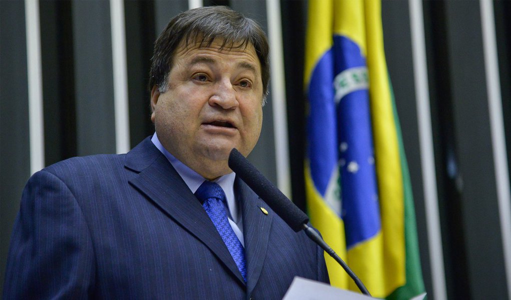 Concessionárias do serviço de abastecimento de água poderão ser obrigadas a instalar, por solicitação do consumidor, o equipamento eliminador de ar na tubulação que antecede o hidrômetro do imóvel; segundo deputado César Halum (PRB), autor da proposta, os prejuízos causados pela entrada de ar na rede de tubulação chegam a representar até 35% do consumo registrado nos hidrômetros; “É absolutamente inaceitável que o consumidor seja obrigado a pagar pelo fluxo de ar contabilizado. A água é produto essencial à sobrevivência, tal qual o ar, mas, pelo o que sei, nós não precisamos pagar por este último”, criticou (Foto: Aquiles Lins) Concessionárias do serviço de abastecimento de água poderão ser obrigadas a instalar, por solicitação do consumidor, o equipamento eliminador de ar na tubulação que antecede o hidrômetro do imóvel; segundo deputado César Halum (PRB), autor da proposta, os prejuízos causados pela entrada de ar na rede de tubulação chegam a representar até 35% do consumo registrado nos hidrômetros; “É absolutamente inaceitável que o consumidor seja obrigado a pagar pelo fluxo de ar contabilizado. A água é produto essencial à sobrevivência, tal qual o ar, mas, pelo o que sei, nós não precisamos pagar por este último”, criticou