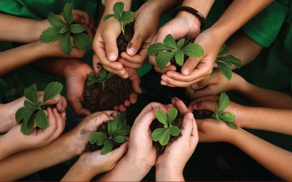 “Louvado seja, sobre o cuidado da casa de todos nós”. É o título da Encíclica recém publicada do Papa Francisco sobre o meio ambiente. O ponto central? “A Terra está ferida, é necessária uma conversão ecológica”. Poluir, contribuir para o aquecimento global, para a desflorestação é – no fundo – um pecado. (Foto: Gisele Federicce) “Louvado seja, sobre o cuidado da casa de todos nós”. É o título da Encíclica recém publicada do Papa Francisco sobre o meio ambiente. O ponto central? “A Terra está ferida, é necessária uma conversão ecológica”. Poluir, contribuir para o aquecimento global, para a desflorestação é – no fundo – um pecado.