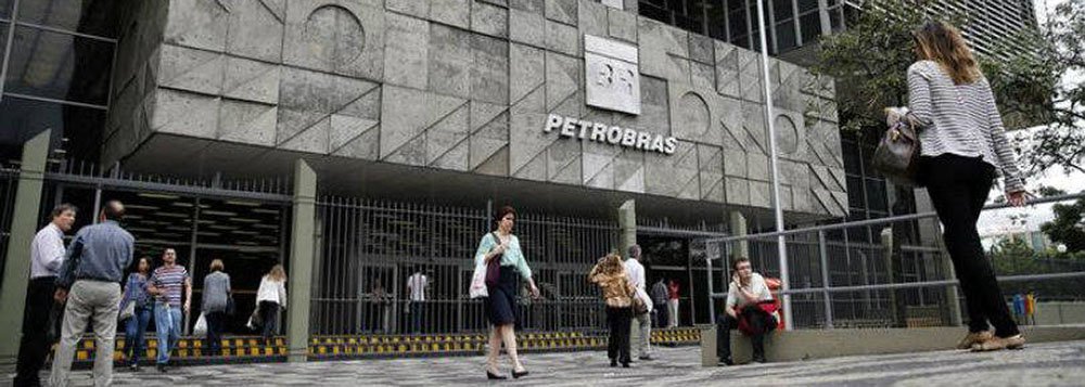 Conselho de Administração da Petrobras autorizou a companhia a captar até US$ 19,1 bilhões em recursos ao longo de 2015; comunicado divulgado nesta quinta-feira, 5, revelou a uma decisão do colegiado tomada em reunião na última sexta-feira, 27; uma fonte com conhecimento direto do assunto já havia dito à Reuters na quarta-feira que a diretoria havia recebido a autorização para as captações, mas que a forma e um cronograma para a contratação das dívidas ainda não estão definidos (Foto: Aquiles Lins) Conselho de Administração da Petrobras autorizou a companhia a captar até US$ 19,1 bilhões em recursos ao longo de 2015; comunicado divulgado nesta quinta-feira, 5, revelou a uma decisão do colegiado tomada em reunião na última sexta-feira, 27; uma fonte com conhecimento direto do assunto já havia dito à Reuters na quarta-feira que a diretoria havia recebido a autorização para as captações, mas que a forma e um cronograma para a contratação das dívidas ainda não estão definidos