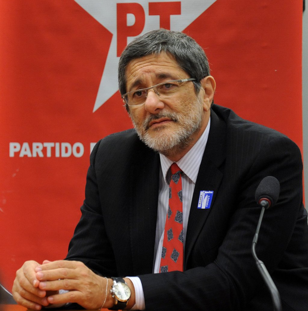 Convite ao ex-presidente da Petrobras foi aprovado por três comissões permanentes da Casa; deputados pretendem obter mais detalhes sobre a compra da refinaria dos EUA, já que o ex-dirigente fez novas declarações veiculadas na imprensa no fim de semana; José Sergio Gabrielli disse, por exemplo, que a presidente Dilma Rousseff deveria arcar com suas responsabilidades no negócio (Foto: Gisele Federicce) Convite ao ex-presidente da Petrobras foi aprovado por três comissões permanentes da Casa; deputados pretendem obter mais detalhes sobre a compra da refinaria dos EUA, já que o ex-dirigente fez novas declarações veiculadas na imprensa no fim de semana; José Sergio Gabrielli disse, por exemplo, que a presidente Dilma Rousseff deveria arcar com suas responsabilidades no negócio
