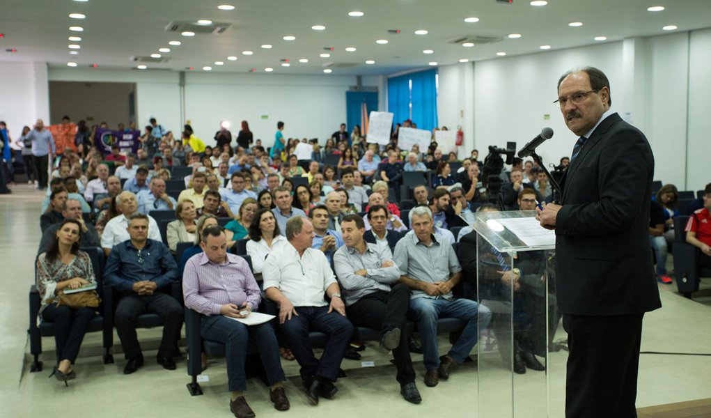 Na terceira reunião da Caravana da Transparência, em Santa Maria, o governador José Ivo Sartori destacou que o Executivo está plantando uma semente de mudança para que o Estado volte a crescer; de acordo com Sartori, o diálogo será fundamental para negociar o passivo referente à Consulta Popular entre os anos de 2004 a 2014, que soma R$ 516 milhões; para este ano, dos R$ 230 milhões previstos; Sartori alertou os gaúchos sobre a crise financeira e disse que a dívida já chega a duas vezes o valor arrecadado (R$ 54,8 bilhões)
(Foto: Leonardo Lucena) Na terceira reunião da Caravana da Transparência, em Santa Maria, o governador José Ivo Sartori destacou que o Executivo está plantando uma semente de mudança para que o Estado volte a crescer; de acordo com Sartori, o diálogo será fundamental para negociar o passivo referente à Consulta Popular entre os anos de 2004 a 2014, que soma R$ 516 milhões; para este ano, dos R$ 230 milhões previstos; Sartori alertou os gaúchos sobre a crise financeira e disse que a dívida já chega a duas vezes o valor arrecadado (R$ 54,8 bilhões)