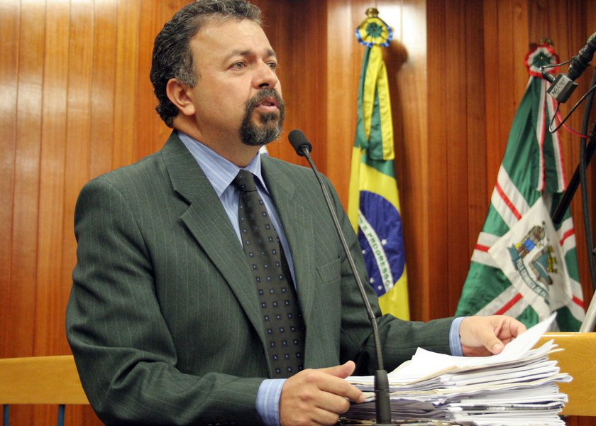 Embora reforce a necessidade da reforma, presidente da Comissão de Constituição e Justiça da Câmara de Goiânia, Elias Vaz (PSB), diz que há vício de formalidade no texto; matéria foi enviada como lei ordinária e pretende alterar diversas outras leis de caráter complementar; "Ocorre que existe hierarquia entre as leis. As ordinárias são aprovadas com quórum simples (maioria dos votos dos presentes no plenário) e as complementares exigem 18 votos favoráveis ao projeto. Resta saber se foi erro ou se a prefeitura está tentando aprovar com maior facilidade", questiona (Foto: Realle Palazzo-Martini) Embora reforce a necessidade da reforma, presidente da Comissão de Constituição e Justiça da Câmara de Goiânia, Elias Vaz (PSB), diz que há vício de formalidade no texto; matéria foi enviada como lei ordinária e pretende alterar diversas outras leis de caráter complementar; "Ocorre que existe hierarquia entre as leis. As ordinárias são aprovadas com quórum simples (maioria dos votos dos presentes no plenário) e as complementares exigem 18 votos favoráveis ao projeto. Resta saber se foi erro ou se a prefeitura está tentando aprovar com maior facilidade", questiona